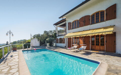 Villa Mistral: Wood, Lighting, Interior Design, Flooring, Floor, Living Room, Real Estate, Hardwood, Table, Beam