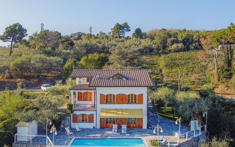 Villa Mistral: Wood, Lighting, Interior Design, Flooring, Floor, Living Room, Real Estate, Hardwood, Table, Beam