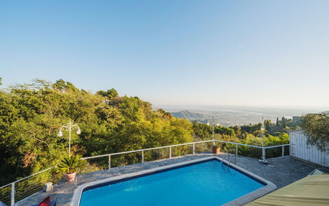 Villa Mistral: Wood, Lighting, Interior Design, Flooring, Floor, Living Room, Real Estate, Hardwood, Table, Beam