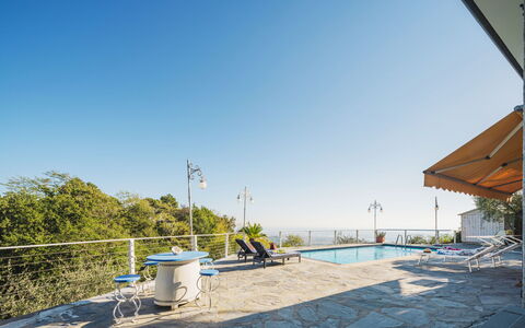 Villa Mistral: Wood, Lighting, Interior Design, Flooring, Floor, Living Room, Real Estate, Hardwood, Table, Beam