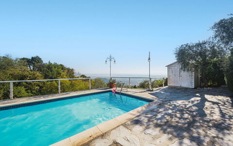 Villa Mistral: Wood, Lighting, Interior Design, Flooring, Floor, Living Room, Real Estate, Hardwood, Table, Beam