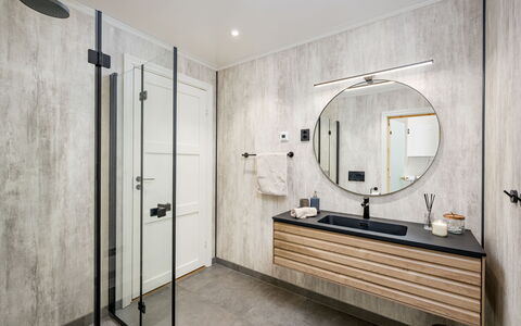 Kaja: Mirror, Property, Building, Tap, Sink, Plumbing Fixture, Interior Design, Door, Bathroom