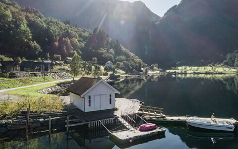 Mathias: Water, Body Of Water, Mountainous Landforms, Watercourse, Mountain, Landscape, Highland, Bank, Lake, Cottage