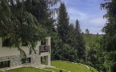 Harrachov 130: Snow, Sky, Mountain, Window, Cloud, Building, House, Slope, Tree, Cottage