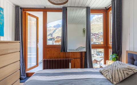 Savoy (Lavachet): Snow, Sky, Mountain, Window, Cloud, Building, House, Slope, Tree, Cottage