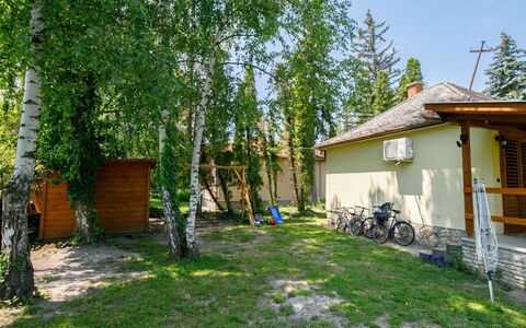 Liget: Plant, Bicycle, Wheel, Building, Sky, Tree, Land Lot, Shade, Grass
