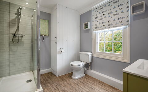 Cherry Orchard House: Bathroom, Toilet Seat, Plumbing Fixture, Flooring, Floor, Toilet, Bathtub, Interior Design, Plumbing, Lighting