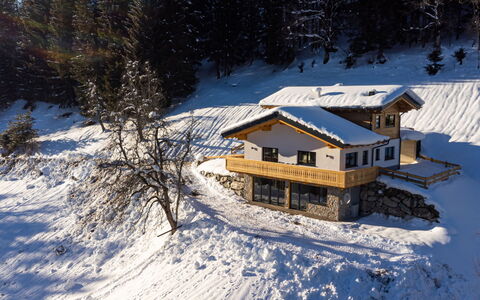 Alpenauszeit: Furniture, Comfort, Wood, Couch, Flooring, Living Room, Interior Design, Floor, Wood Stain, Hardwood