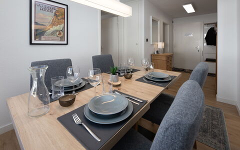 Chalet zur Höhe: Furniture, Interior Design, Flooring, Wood, Floor, Kitchen & Dining Room Table, Table, Dining Room, Ceiling, Room