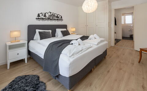 Chalet zur Höhe: Bed, Furniture, Interior Design, Bedroom, Bedding, Floor, Bed Sheet, Flooring, Wood, Ceiling