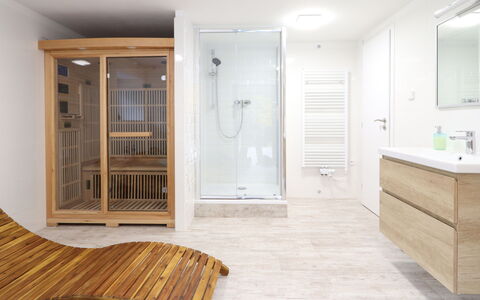 Posázaví: Building, Property, Bathroom Cabinet, Mirror, Tap, Plumbing Fixture, Door, Wood, Sink