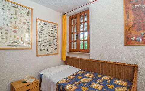 Bolina: Property, Furniture, Wood, Interior Design, Textile, Wall, Floor, Hardwood, Window, Real Estate