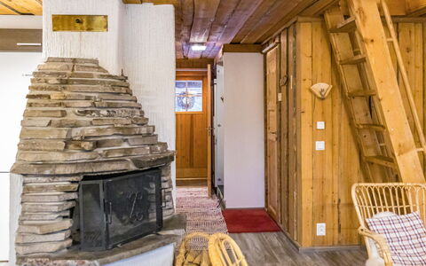 Luppokero 3: Wood, Ceiling, Room, Interior Design, Flooring, Floor, Hardwood, Log Cabin, Beam, Wood Stain