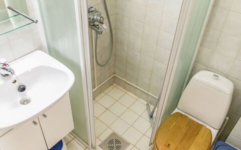 Luppokero 3: Toilet Seat, Bathroom, Toilet, Bathroom Sink, Plumbing Fixture, Sink, Flooring, Floor, Interior Design, Tap