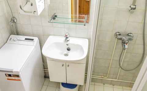 Luppokero 3: Bathroom Sink, Bathroom, Plumbing Fixture, Sink, Tap, Toilet, Flooring, Floor, Plumbing, Toilet Seat