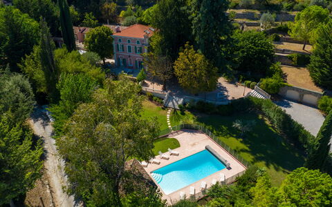 La Verdière: Property, Building, Plant, Azure, Tree, Architecture, Vegetation, Water, Urban Design, Neighbourhood