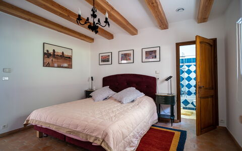 La Verdière: Furniture, Property, Picture Frame, Building, Comfort, Wood, Azure, Window, Textile, Interior Design