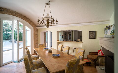 La Verdière: Table, Property, Picture Frame, Building, Chair, Wood, Interior Design, Flooring, Floor, Living Room