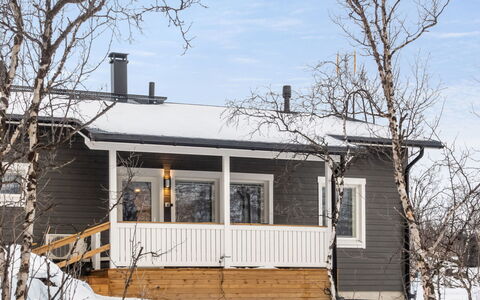 Willa Kiiruna: Wood, Home, Cottage, Hardwood, Porch, Wood Stain, Siding, Freezing, Plank, Sash Window
