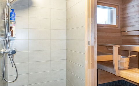 Willa Kiiruna: Flooring, Wood, Floor, Interior Design, Plumbing Fixture, Room, Bathroom, Ceiling, Plumbing, Tile