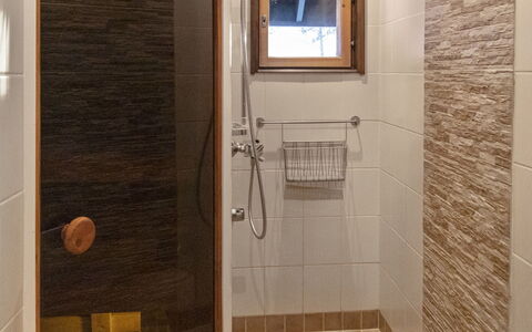 Kirnutie 3: Flooring, Wall, Plumbing Fixture, Floor, Bathroom, Wood, Interior Design, Plumbing, Tile, Brown