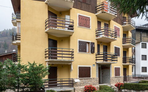 Hedelweiss House: Plant, Building, Property, Window, Urban Design, Condominium, Neighbourhood, Residential Area, Door, Material Property