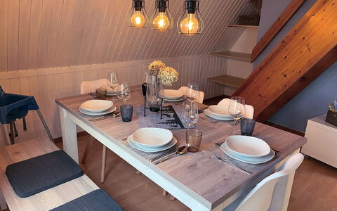 Waldrauschen: Table, Furniture, Tableware, Property, Dishware, Wood, Chair, Interior Design, Plate, Serveware