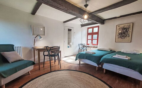 Arbenn 1: Furniture, Bed, Bedroom, Wall, Floor, Flooring, Interior Design, Bed Sheet, Bedding, Wood