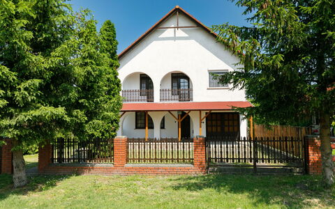 Nimrod: Plant, Sky, Tree, Cottage, Wood, Residential Area, Facade, Grass, House, Building