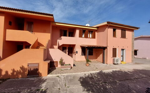 Lucia: Sky, Cloud, Building, Window, House, Plant, Neighbourhood, Residential Area, Shade, Real Estate