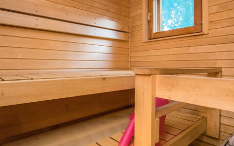 Henkari B: Balcony, Apartment, Shade, Glass, Condominium, Handrail, Porch, Daylighting, Deck, Outdoor Furniture