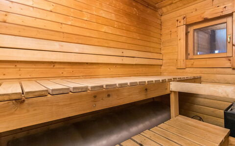 Kuukkelin Tupa 2: Balcony, Apartment, Shade, Glass, Condominium, Handrail, Porch, Daylighting, Deck, Outdoor Furniture