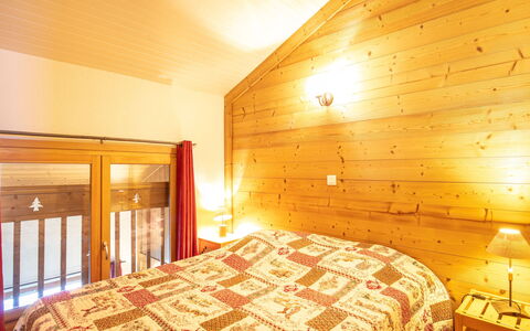 Les Avanchers-Valmorel 605: Furniture, Property, Comfort, Wood, Building, Bed, Lighting, Interior Design, Bed Frame, Floor