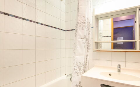 Les Avanchers-Valmorel 605: Mirror, Plumbing Fixture, Tap, Property, Sink, Bathroom, Bathroom Sink, Building, Bathtub, Rectangle