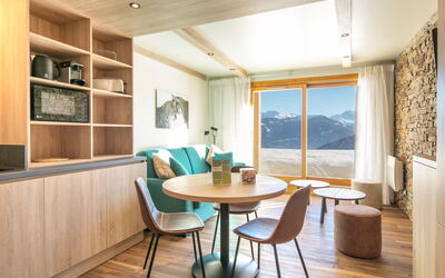 Beauregard 606.4: Table, Furniture, Property, Wood, Chair, Interior Design, Flooring, Floor, Living Room, Window