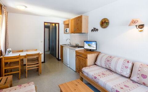 Morillon 604: Table, Furniture, Property, Picture Frame, Wood, Comfort, Chair, Interior Design, Lighting, Building