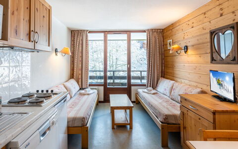 Morillon 604: Furniture, Property, Cabinetry, Mirror, Window, Lighting, Wood, Interior Design, Architecture, Drawer