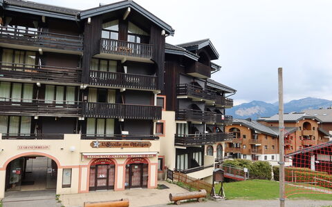 Morillon 604: Sky, Property, Building, Plant, Window, Urban Design, Condominium, Residential Area, House, Facade