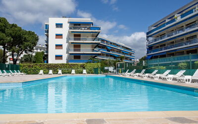 Cagnes-Sur-Mer 173: Water, Sky, Building, Cloud, Swimming Pool, Window, Plant, Tree, Leisure, Aqua