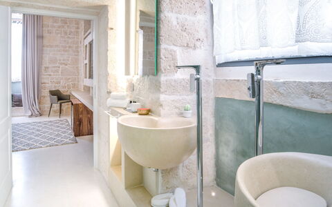 B&b Vico Bianco: Property, Plumbing Fixture, Tap, Sink, Building, Interior Design, Bathroom Sink, Bathroom, Floor, Wall