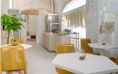 B&b Vico Bianco: Table, Furniture, Property, Chair, Decoration, Building, Interior Design, Floor, Flooring, Tablecloth