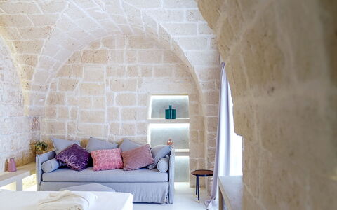 B&b Vico Bianco: Comfort, Wood, Building, Architecture, Purple, Interior Design, Floor, Flooring, Bed Frame, Living Room