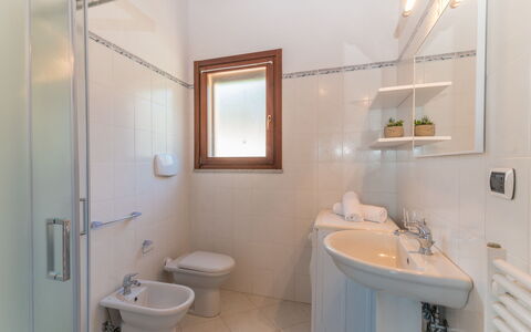 I Mirti 28: Mirror, Plumbing Fixture, Tap, Property, Sink, Bathroom Sink, Bathroom, Purple, Building, Interior Design
