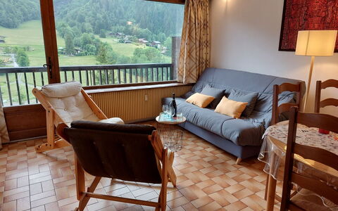 Le Bionnassay: Furniture, Comfort, Wood, Building, Lighting, Living Room, Couch, Shade, Picture Frame, Lamp