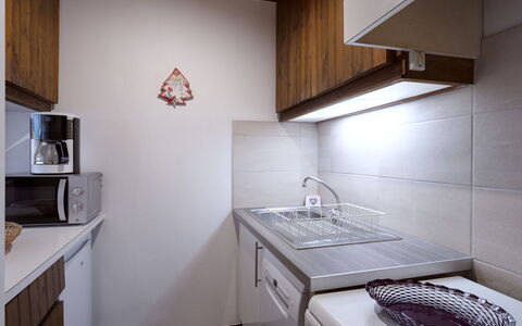 Le Bionnassay: Property, Cabinetry, Building, White, Sink, Kitchen Stove, Kitchen, Lighting, Tap, Countertop