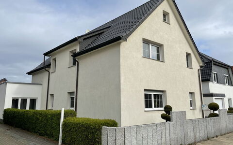 Nordlicht: Sky, Plant, Building, Cloud, Window, House, Cottage, Residential Area, Roof, Facade