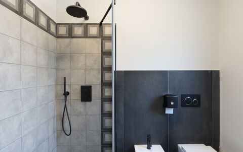 Imperia 388: Plumbing Fixture, Tap, Black, Building, Bathroom, Shower Head, Wood, Interior Design, Sink