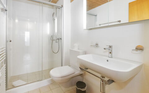 Réan: Interior Design, Flooring, Bathroom, Plumbing Fixture, Floor, Ceiling, Bathroom Sink, Sink, Tap, Room