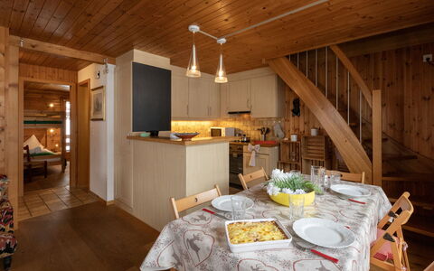 Réan: Furniture, Interior Design, Flooring, Floor, Wood, Ceiling, Room, Kitchen & Dining Room Table, Kitchen, Dining Room