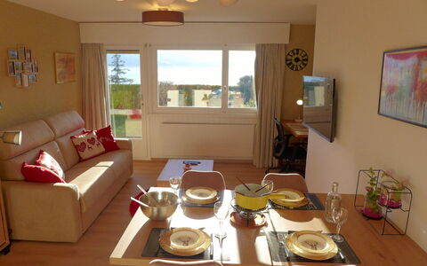 Les Essampilles 25: Property, Furniture, Table, Couch, Building, Picture Frame, Window, Interior Design, Wood, Tableware